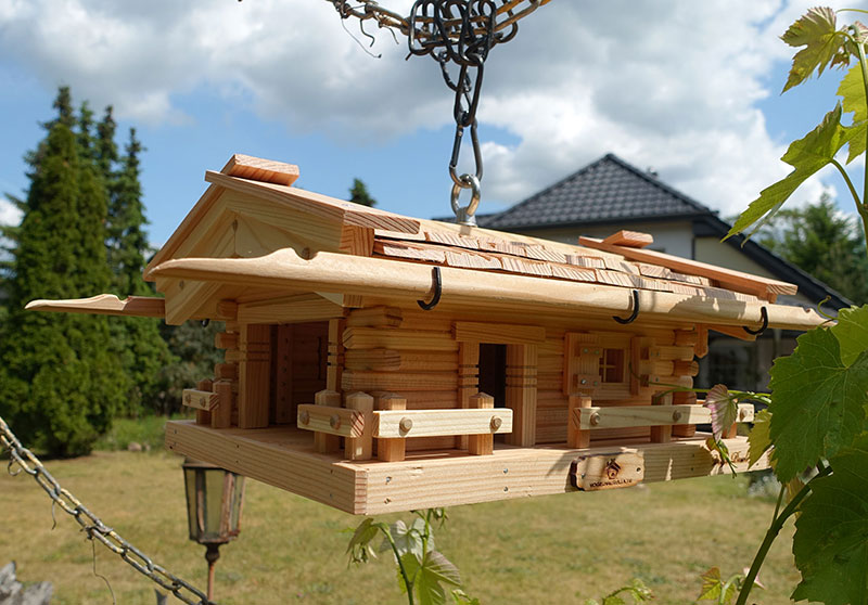 Liebe zum Detail. Aufwändige Fräsungen. Sichtbare Verbindungen mit Dübeln befestigt