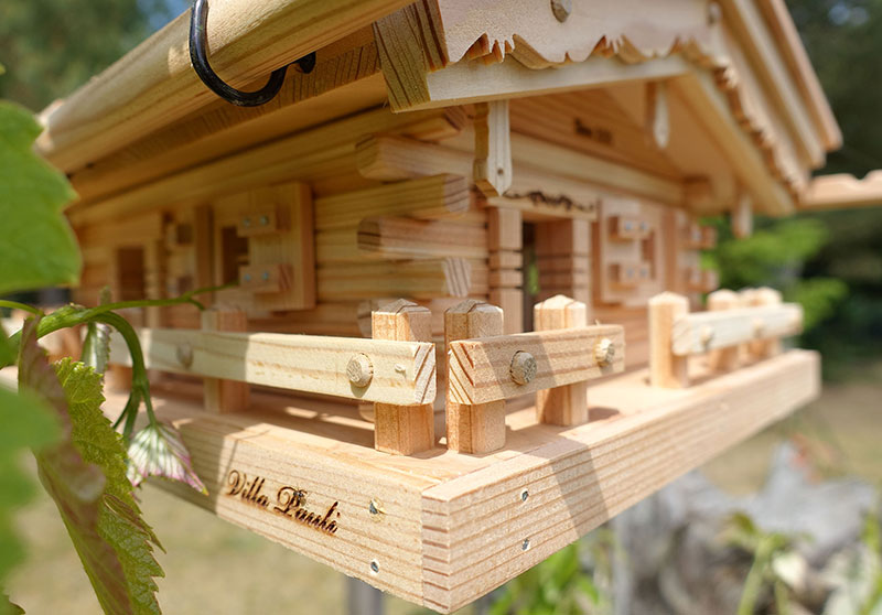 VOGELHAUSVILLA Pauli - Die Zaunfelder sind mit kleinen Dübeln verleimt