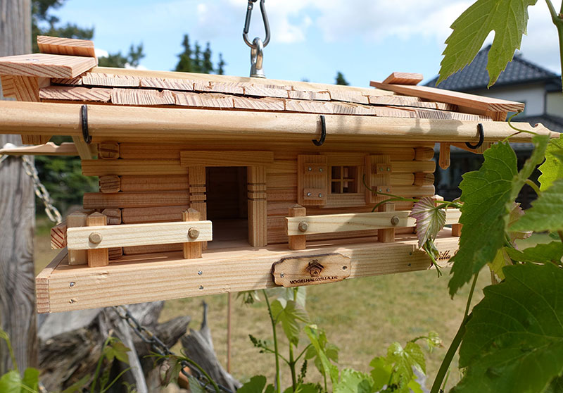 VOGELHAUSVILLA Pauli - An der Seite gibt es einen kleinen gravierten vogelhausvilla Logo Sticker