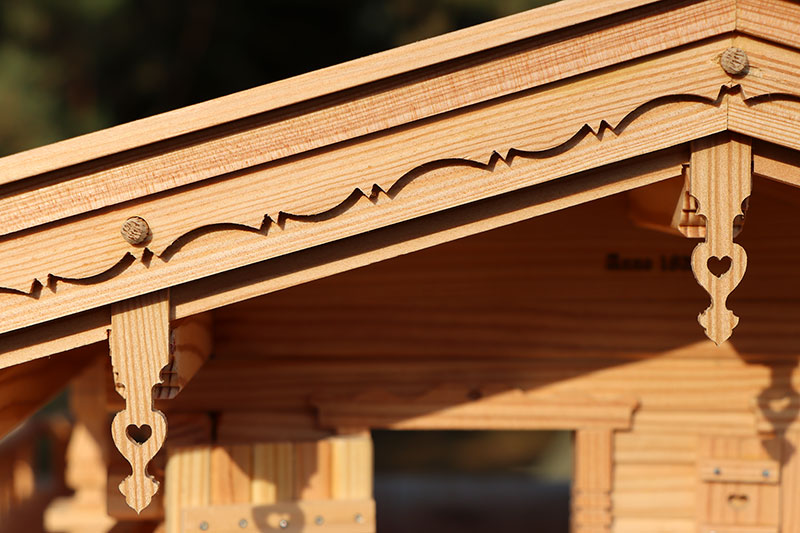 VOGELHAUSVILLA Leni - Typische Frontfräsungen mit Zapfen