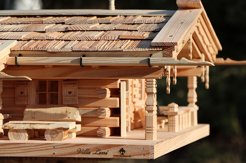 VOGELHAUSVILLA Leni - Handgeschnitzte Bank und Tisch aus Lärchenästen.