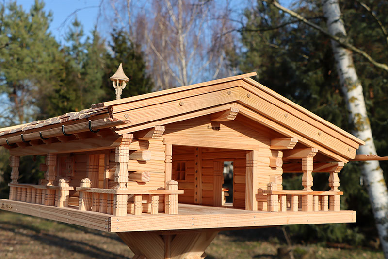 VOGELHAUSVILLA Leni - Rückseite mit großzügiger Öffnung zum Reinigen, für die Vögel und das Futter