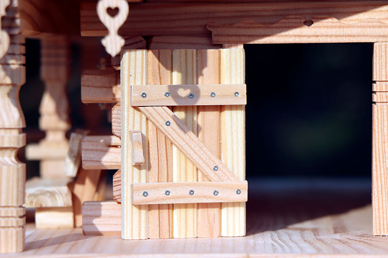 VOGELHAUSVILLA Leni - Fein gearbeitete Tür mit Holzklinke