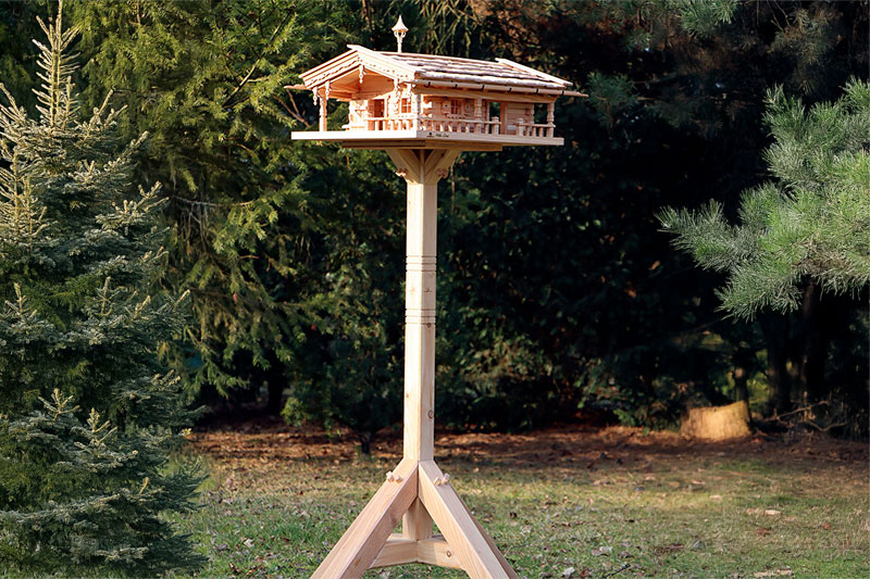 VOGELHAUSVILLA Leni - Der komplette stabile Ständer, mit typischen Ziernägeln und feinen Fräsungen