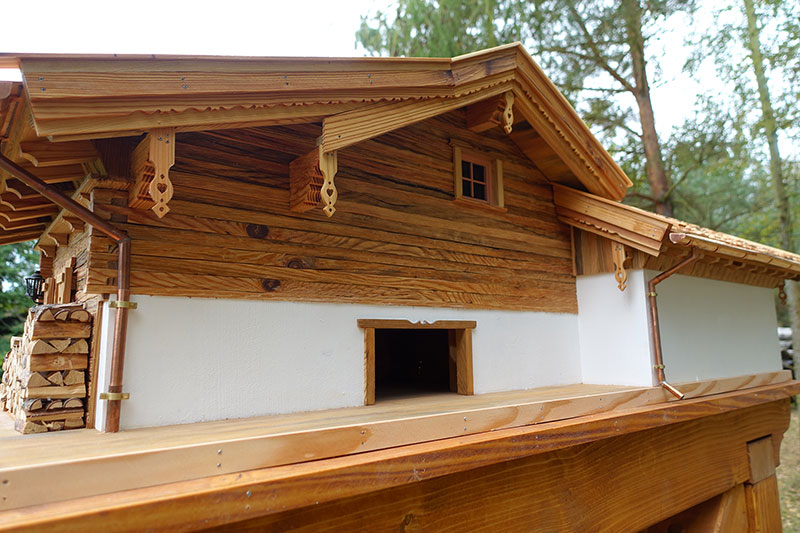 Alm Chalet - Großzügiger Hintereingang für die Futtereinfüllung und zum Säubern