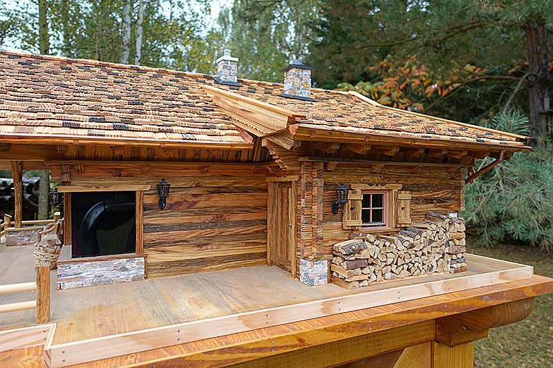 Alm Chalet - Handgeschnitzte Kaminholzstücke