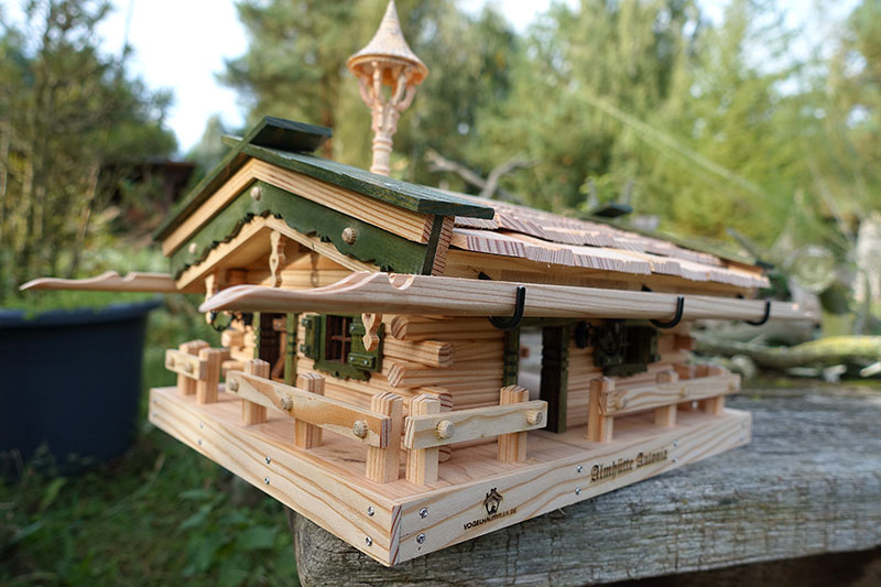 Liebe zum Detail. Aufwändige CNC Fräsungen. Sichtbare Verbindungen mit Dübeln befestigt