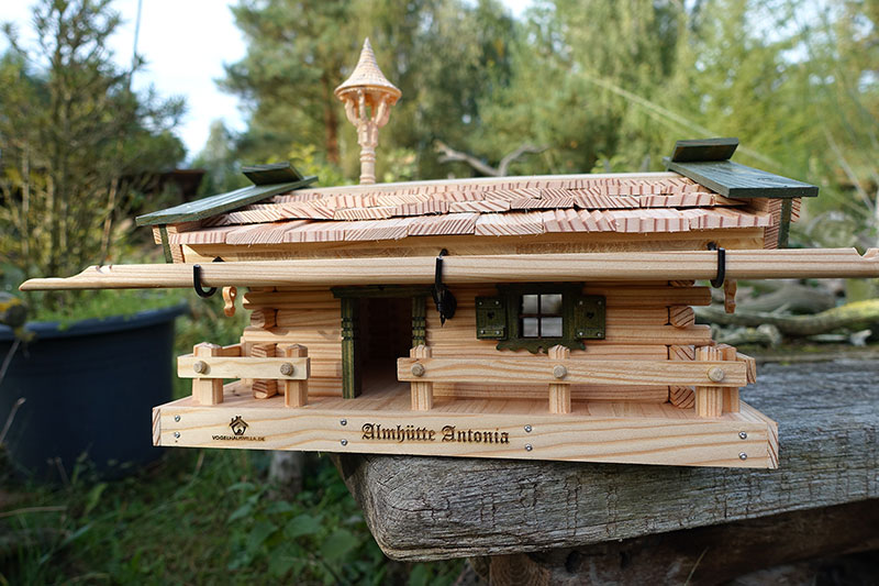 Tür- und Fensterrahmen mit Fräsungen, Fensterläden mit kleinen Herz, alles farbig abgesetzt.