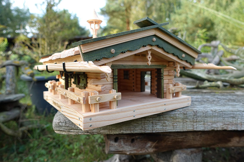 Großzügiger Hintereingang, Vogelfutter leicht eingefüllt und innen gut gereinigt werden.