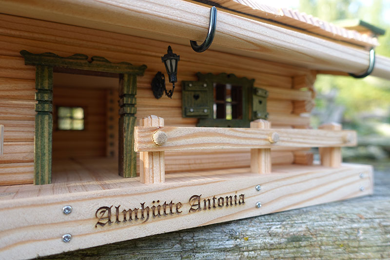 Vogelhaus Antonia - Kleine Laternen wurden an drei Seiten angebracht