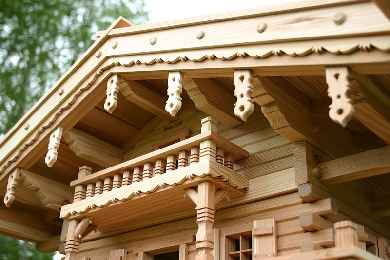 Groß Herrenhof - Filigrane Fräsungen verschönern das ganze Haus (rundherum)