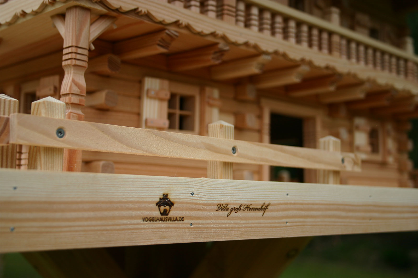 Groß Herrenhof - Logo und Namensschriftzug eingelasert