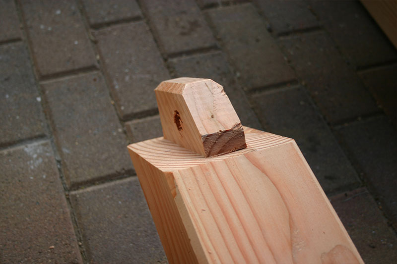 4 Füße sind alle mit Zapfen gefertigt und tragen so zu einer hohen Festigkeit des Ständers bei