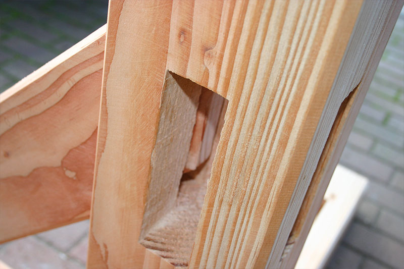 Hotel zur Post - In den Hauptstamm werden die Zapfen gefügt